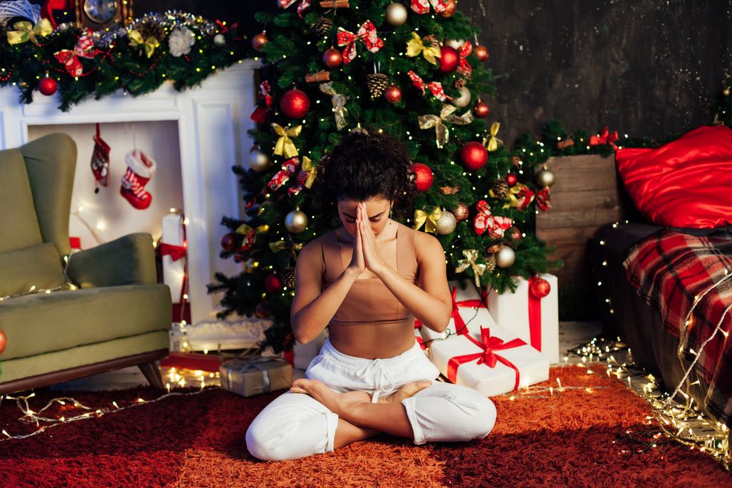 Saisonale Entschleunigung: Yoga-Einheiten unter dem Weihnachtsbaum.
