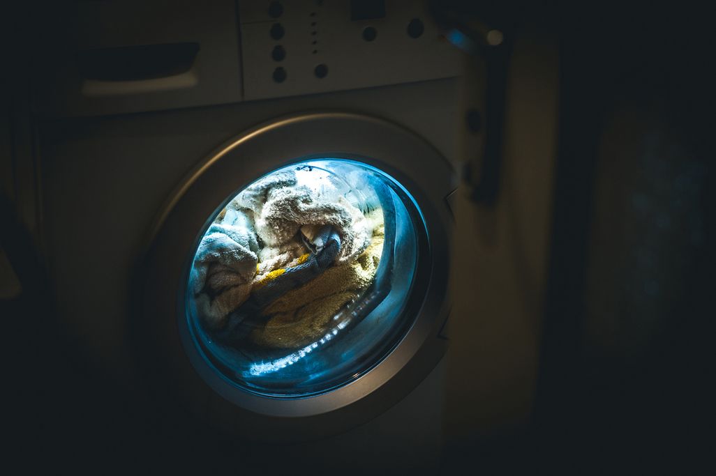 Einige Waschmaschinen bieten spezielle Nachtprogramme, die den Betriebslärm auf ein Minimum reduzieren. 