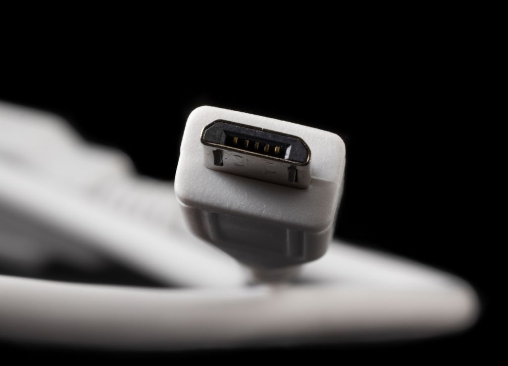 Micro-USB-Stecker werden noch häufig zum Laden von Peripheriegeräten verwendet.