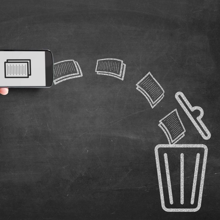 Dateien verlassen das Smartphone in einen Mülleimer