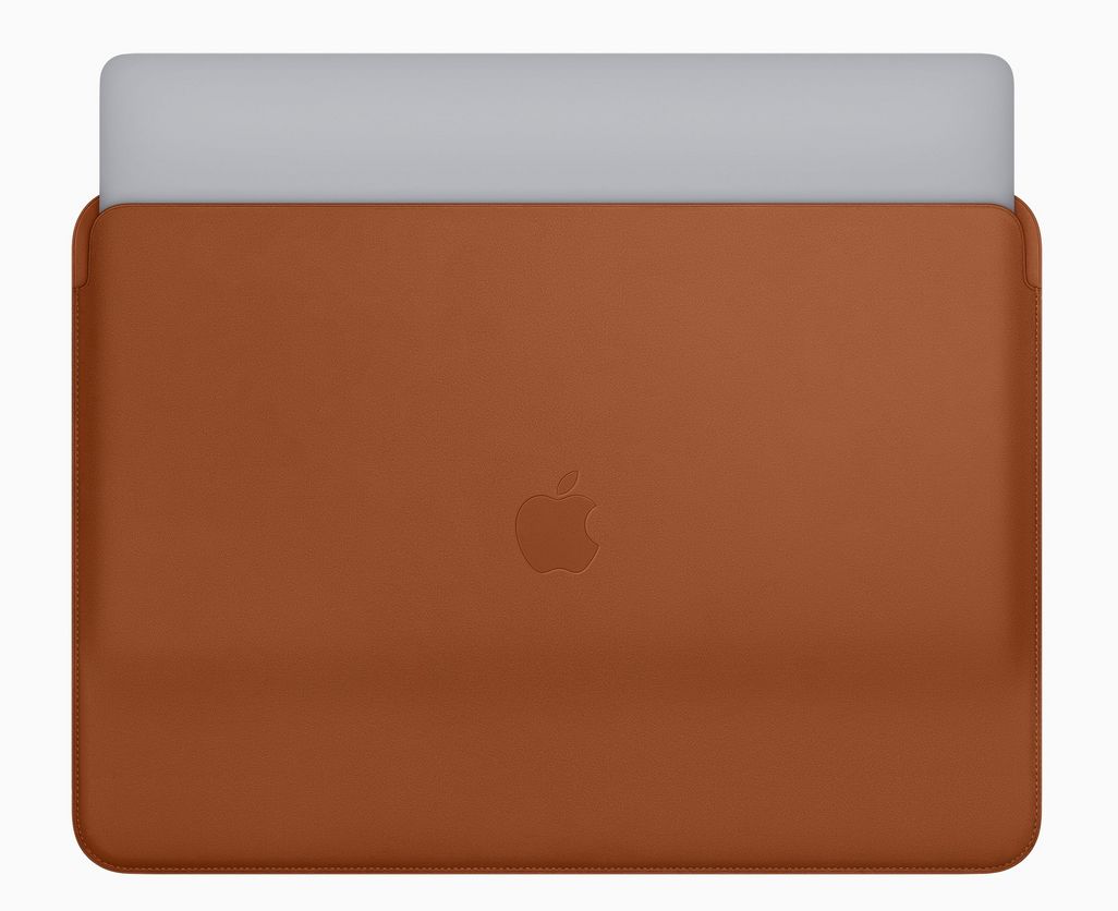 Für stilvollen Transport des neuen „MacBook Pro“ bietet Apple zudem neue Ledertaschen in den Farben „Mitternachtsblau“, „Schwarz“ und „Sattelbraun“. 