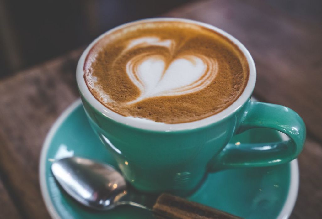 Caffè Latte verführt mit feinporigem Milchschaum.