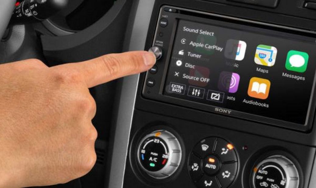 Der Auto-Receiver „XAV-AX205DB“ von Sony besitzt Apple CarPlay, Android Auto und DSO-Sound-Technologie.